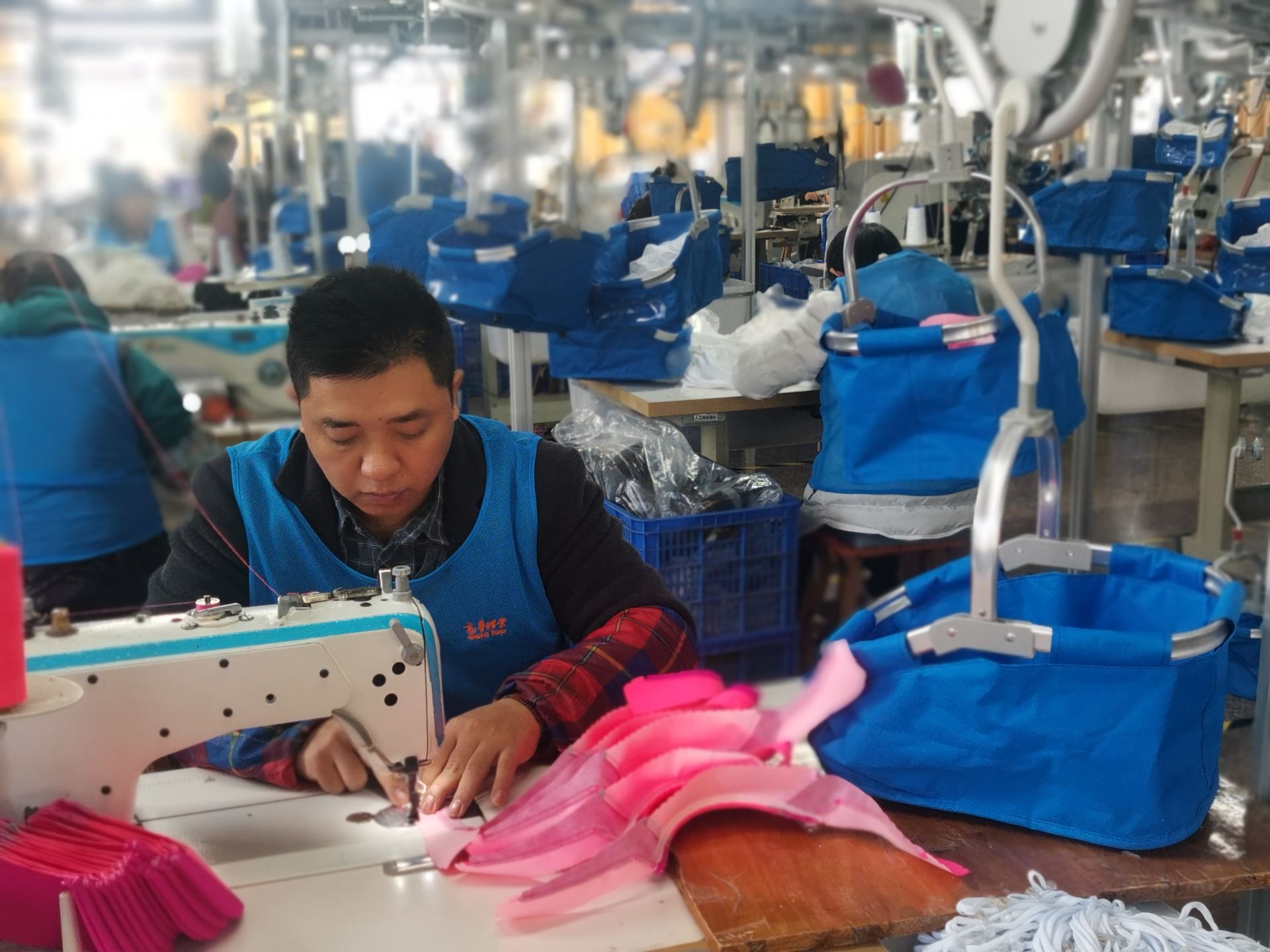 帽厂工人和外卖骑手