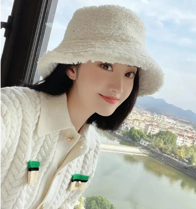 冬天戴帽子的人