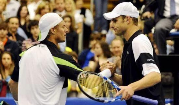 球场上的帽子网球帽