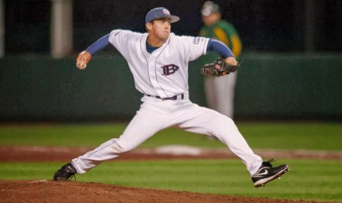 球场上的帽子棒球帽