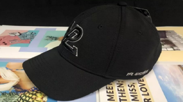 棒球帽前面塌了