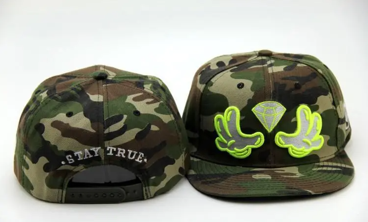 戴迷彩帽子的人